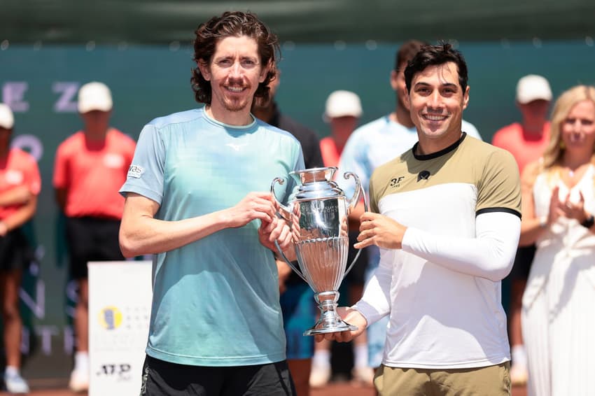 Fernando Romboli e o australiano com o troféu do ATP 250 de Houston (Foto: Arquivo)