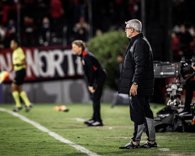 Odair Hellmann durante partida contra o Newell's Old Boys, na Argentina, em 2023. (Foto: Raul Baretta/ Santos FC)