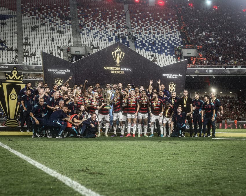 Jogadores do Flamengo com a taça da Supercopa (Foto: Marcos Júnior/CBF)