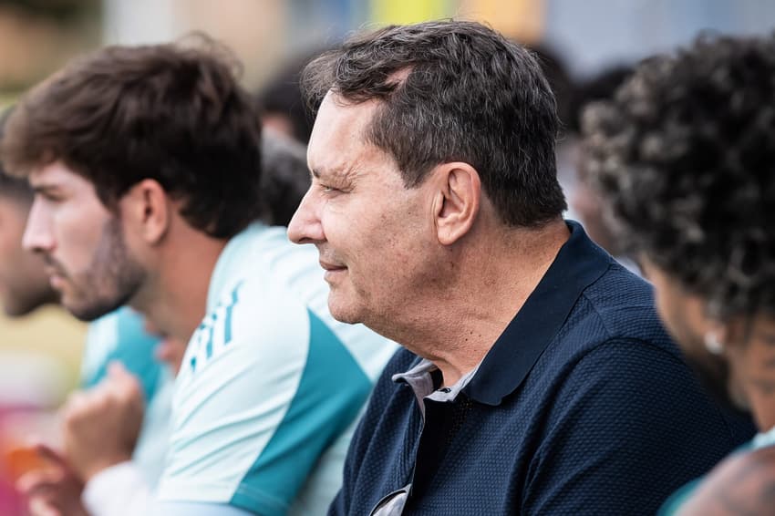 Pedro Lourenço assiste treino do Cruzeiro(Foto: Gustavo Aleixo/Cruzeiro)
