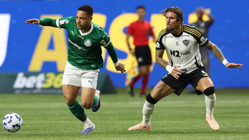 Vitor Roque e Lyanco em ação pelo 1º turno do Brasileirão (Foto: Cesar Greco/Palmeiras/by Canon)