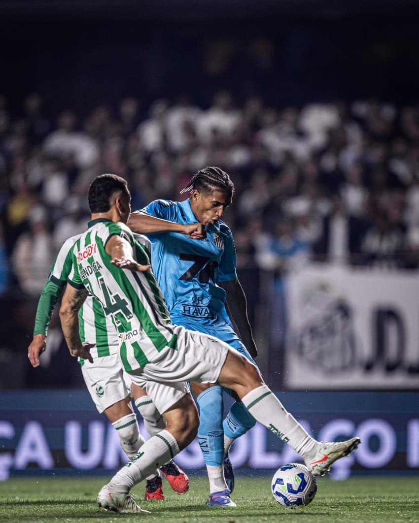 Jogadores de Santos e Juventude em ação pelo Brasileirão (Foto: Raul Baretta/ Santos FC.)