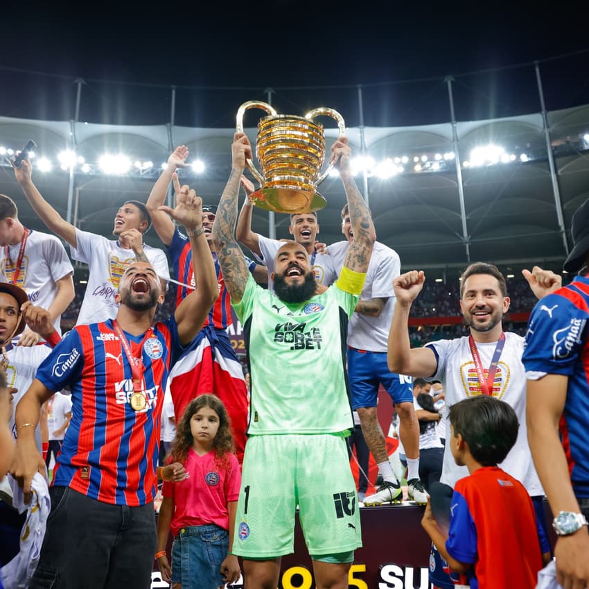 Danilo Fernandes levanta troféu da Copa do Nordeste (Foto:  Catarina Brandão/EC Bahia)