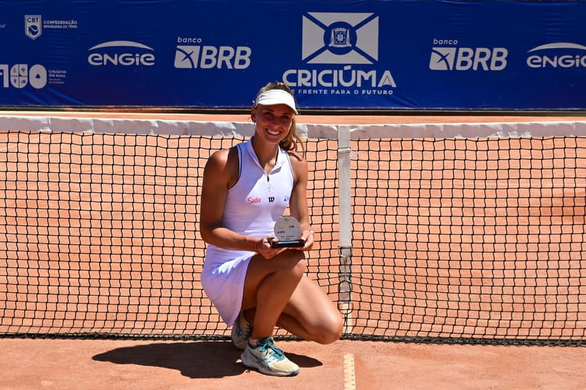 Luiza Fullana e o troféu conquistado no W 15 de Criciúma (Foto: João Pires/Agência Try)