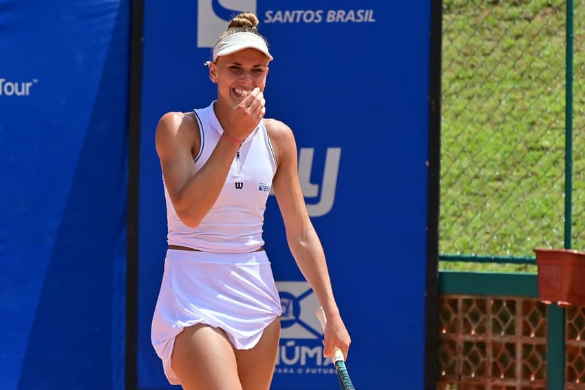 A emoção de Luiza Fullana ao vencer o W 15 de Criciúma (Foto: João Pires/Agência Try)