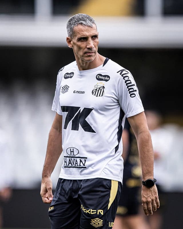 Vojvoda comanda treino do Santos na Vila Belmiro. (Foto: Raul Baretta/ Santos FC)