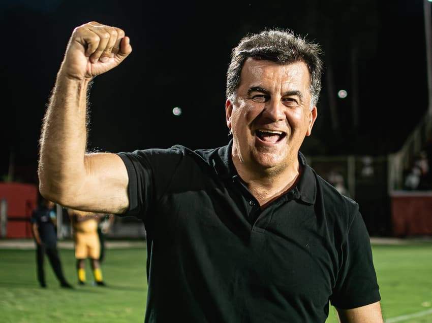 Fábio Mota comemora vitória no Barradão (Foto: Victor Ferreira / EC Vitória)