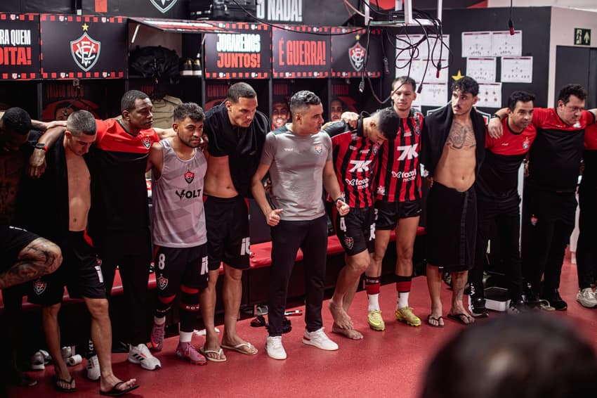 Jair Ventura reunido com os atletas do Vitória no vestiário do Barradão (Foto: Victor Ferreira / EC Vitória)