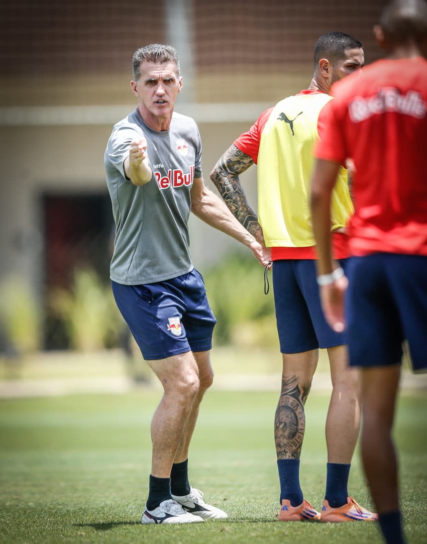 Mancini comanda treino do Bragantino (Foto: Ari Ferreira/Red Bull Bragantino)