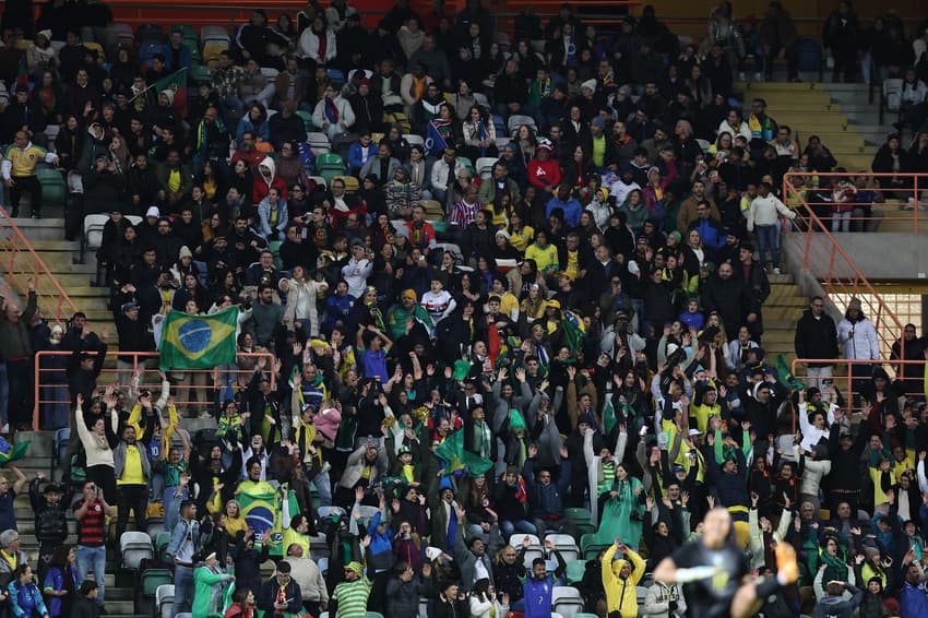 Torcida da Seleção Brasileira feminina em Aveiro. (Foto:  Lívia Villas Boas / CBF)