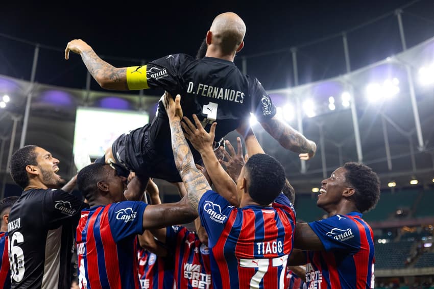 Danilo Fernandes é reverenciado por colegas de equipes (Foto: Rafael Rodrigues / EC Bahia)