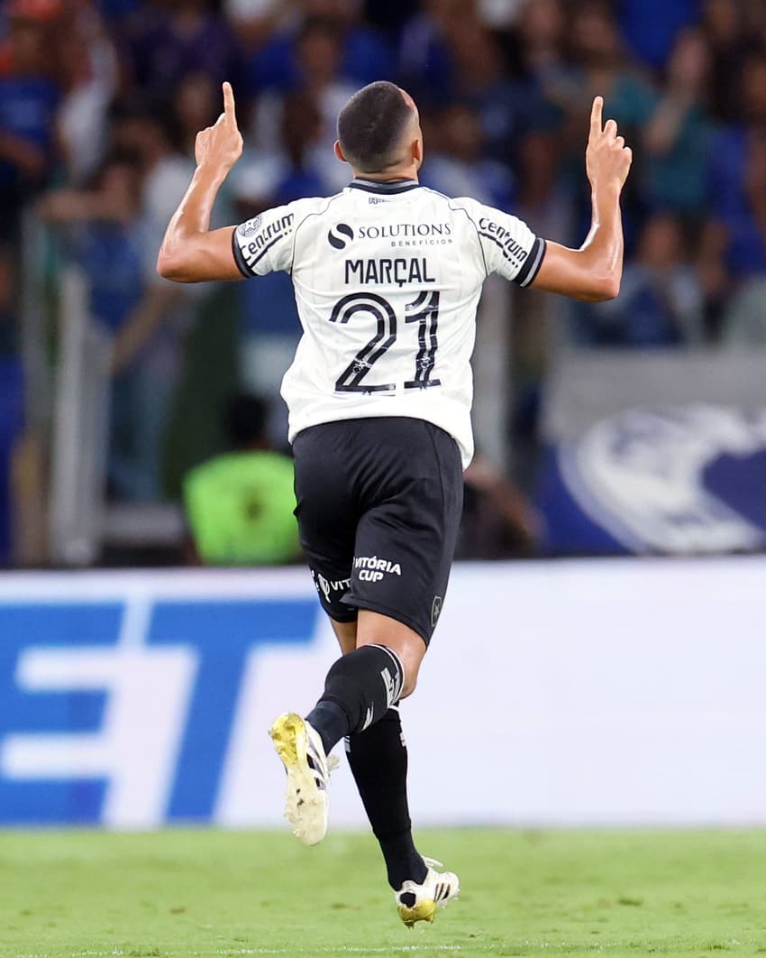 Marçal comemorando gol do Botafogo contra o Cruzeiro (Foto: Vítor Silva/Botafogo)