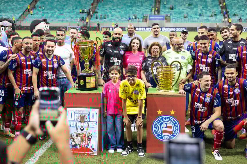 Jogadores do Bahia com as taças da Copa do Nordeste e do Campeonato Baiano (Foto: Rafael Rodrigues/EC Bahia)