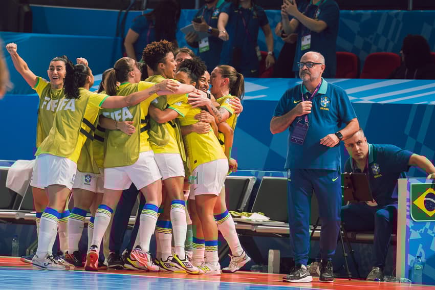 Luana comemorando gol final na Copa do Mundo Feminina de Futsal (Foto: Fabio Souza/CBF)