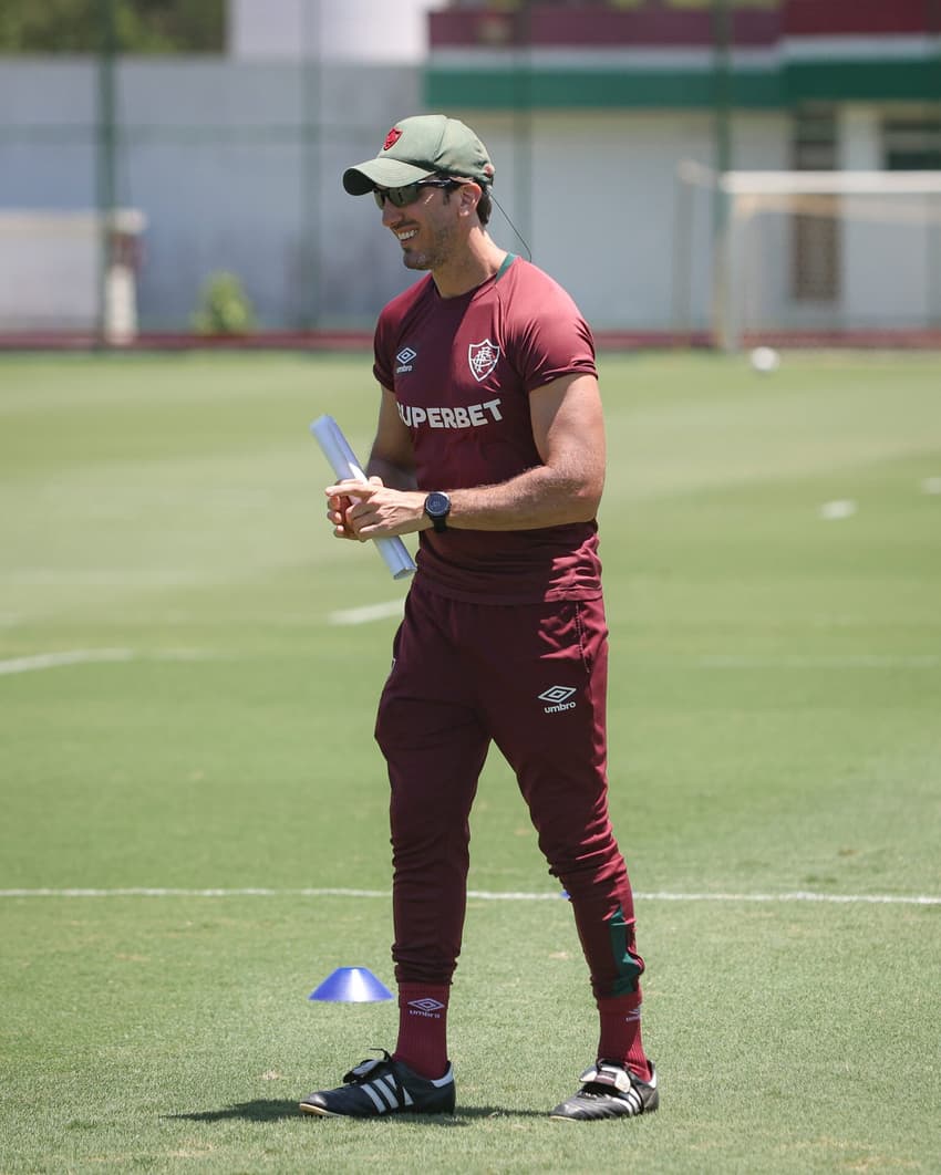Zubeldía em treino do Fluminense no CT Carlos Castilho (Foto: Marcelo Gonçalves / Fluminense FC)