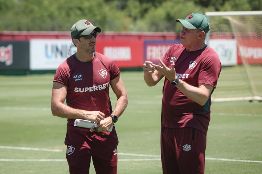 Zubeldía em treino do Fluminense no CT Carlos Castilho (Foto: Marcelo Gonçalves / Fluminense FC)