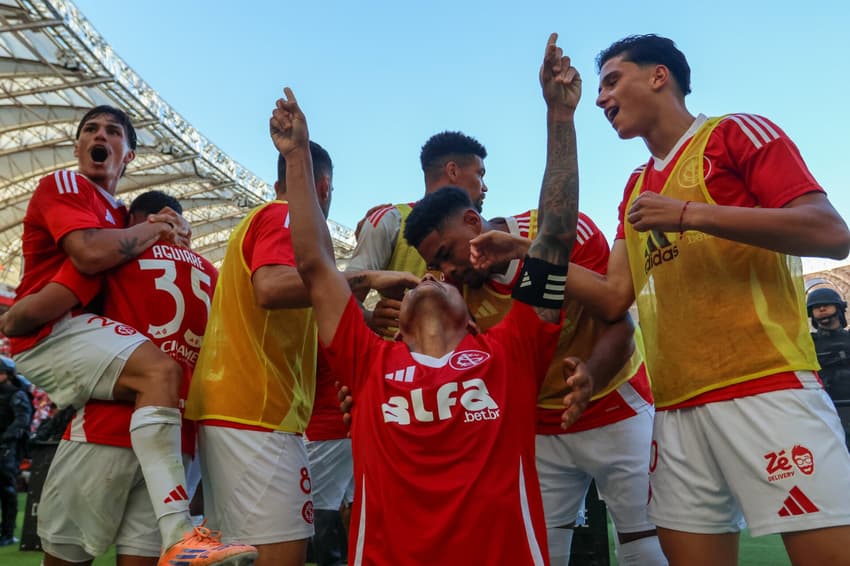 Jogadores do Internacional comemoram gol de Alan Patrick