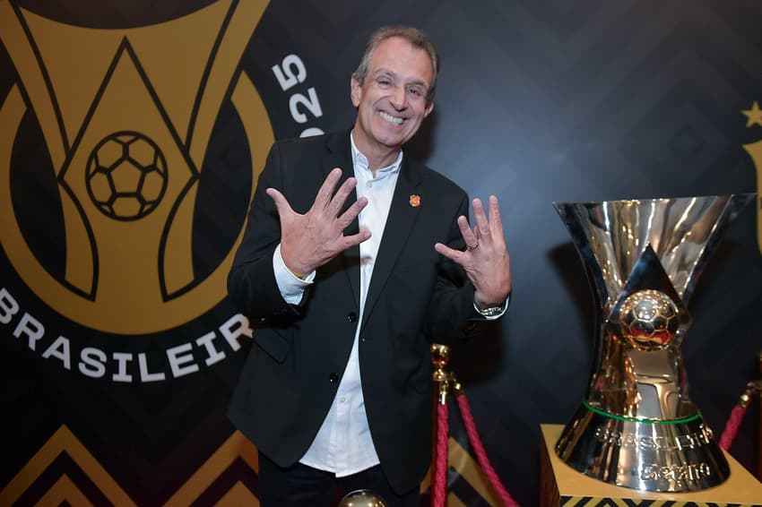 Luiz Eduardo Baptista, presidente do Flamengo, foi quem levantou o troféu do enea (Foto: Staff Images/CBF)