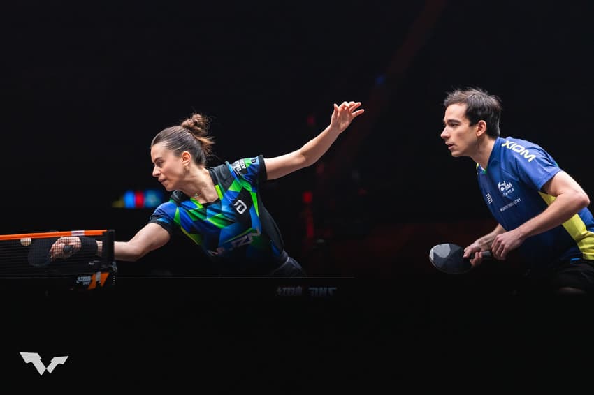 Hugo Calderano e Bruna Takahashi na estreia do WTT Finals (Foto: Divulgação/ World Table Tennis)