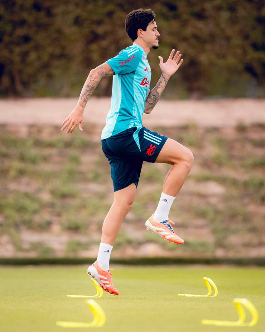 Pedro durante treino em Doha (Foto: Gilvan de Souza/Flamengo)