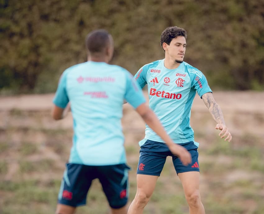 Pedro durante treino em Doha (Foto: Gilvan de Souza/Flamengo)