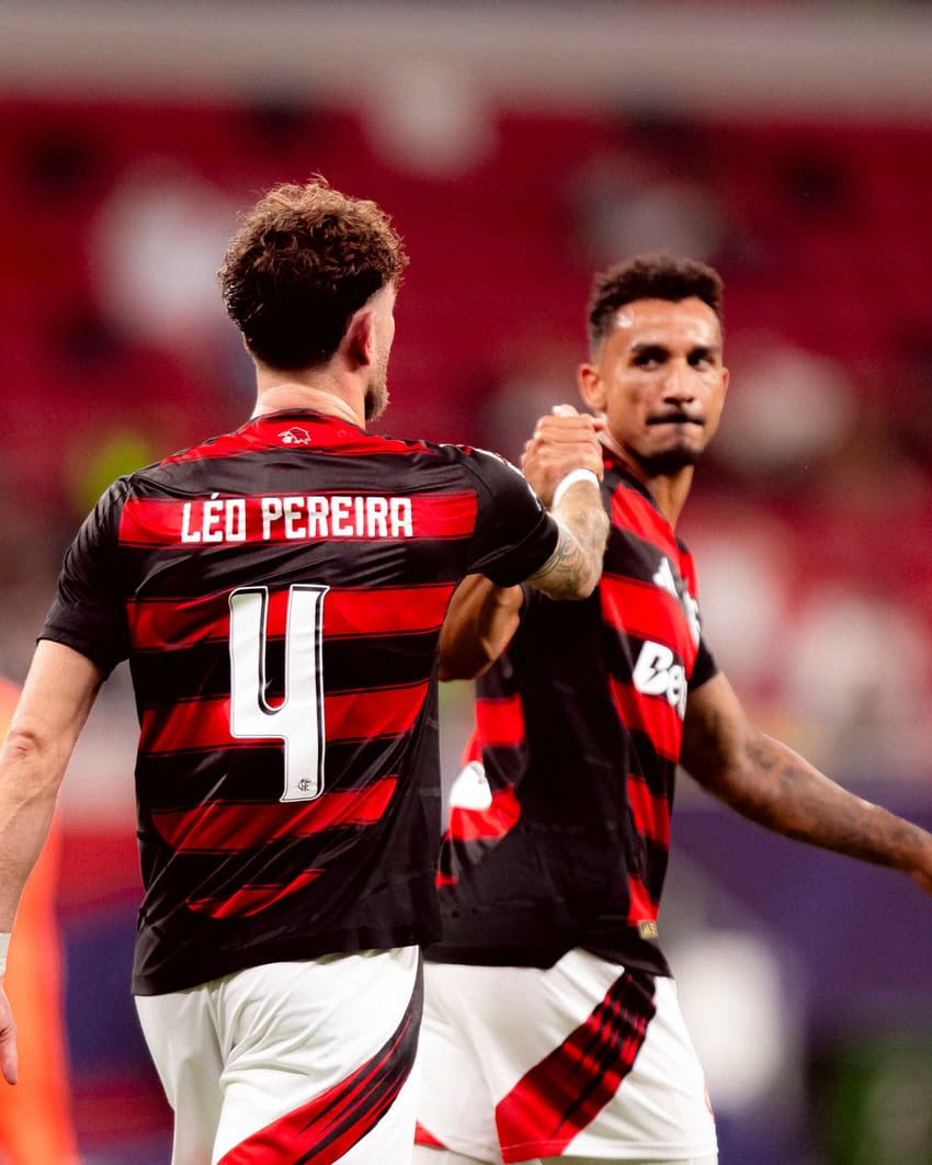 Léo Pereira e Danilo comemoram gol do Flamengo sobre o Pyramids (Foto: Adriano Fontes/Flamengo)