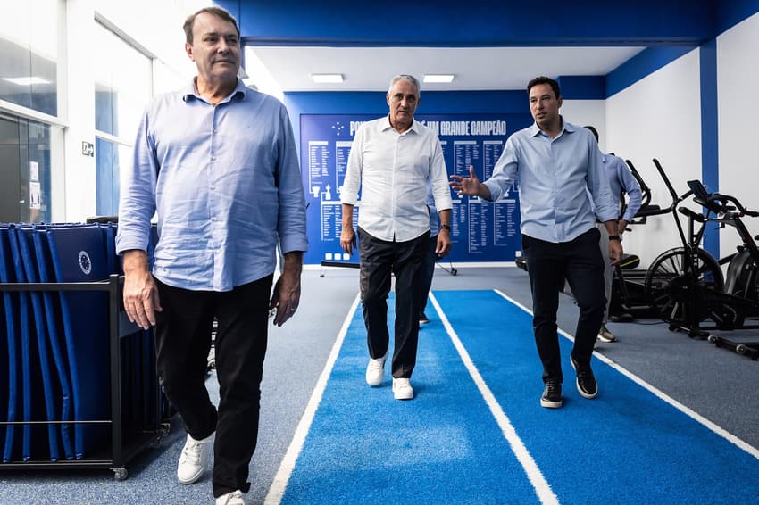 Pedrinho e Pedro Junio com Tite  (Foto: Gustavo Aleixo/Cruzeiro) 