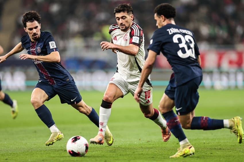 Arrascaeta com a abola em PSG x Flamengo pelo Mundial de Clubes (Foto: Gilvan de Souza/Flamengo)