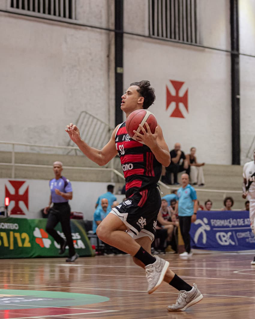 Matheus Gueiros foi um dos destaques do Flamengo na vitória sobre o Vasco no NBB (Foto: Paula Reis / Flamengo)