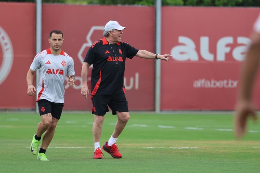 Bruno Gomes e Abel Braga em treino do Internacional