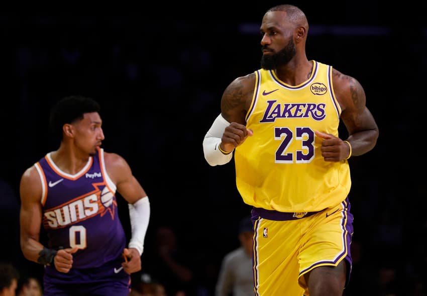 LeBron James fez uma partida abaixo do esperado contra a equipe do Phoenix Suns na NBA (Foto: Ronald Martinez / Getty Images / AFP)