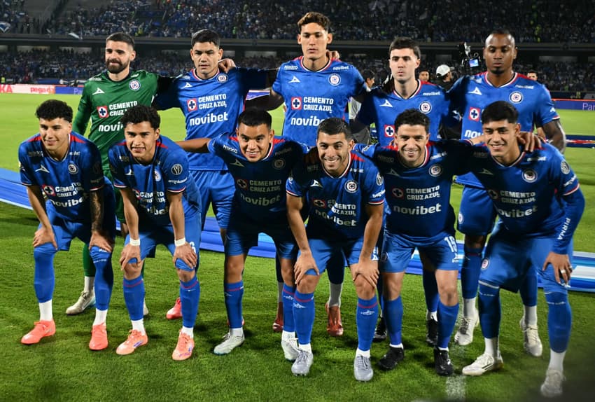 Equipe do Cruz Azul posada para foto antes do primeiro jogo das semifinais da Liga Mexicana (Foto: Carl de Souza/AFP)