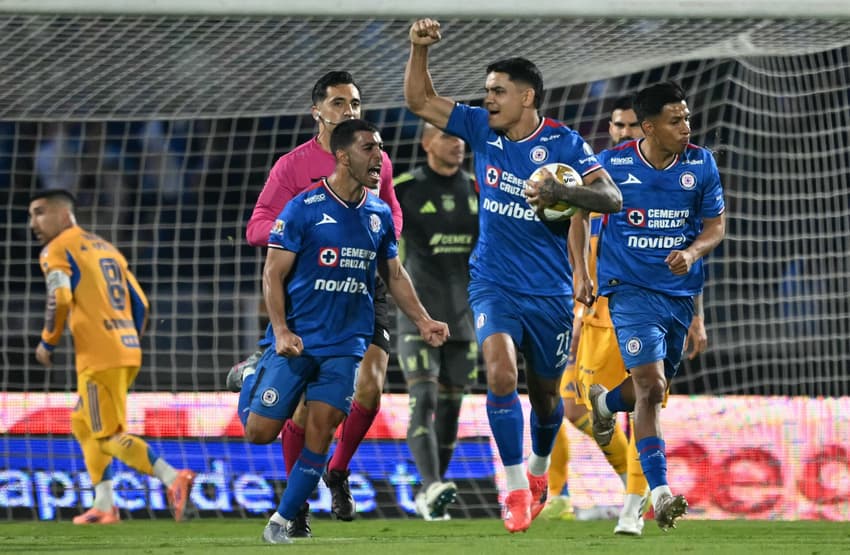 Gabriel Fernández comemorando gol no duelo entre Cruz Azul e Tigre, na semifinal do Apertura (Foto: CARL DE SOUZA / AFP)