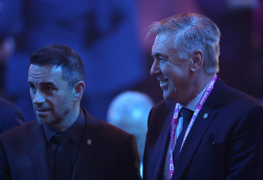 Rodrigo Caetano e Carlo Ancelotti no sorteio da Copa do Mundo pela Seleção Brasileira (Foto:Dan Mullan / GETTY IMAGES NORTH AMERICA / Getty Images via AFP)