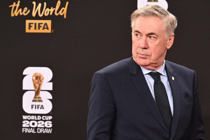 Ancelotti, treinador da Seleção Brasileira, no sorteio da Copa do Mundo (Foto: Roberto SCHMIDT / AFP)