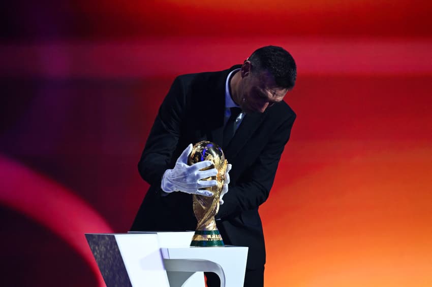 Scaloni foi obrigado a usar luvas ao conduzir o troféu no sorteio da Copa do Mundo