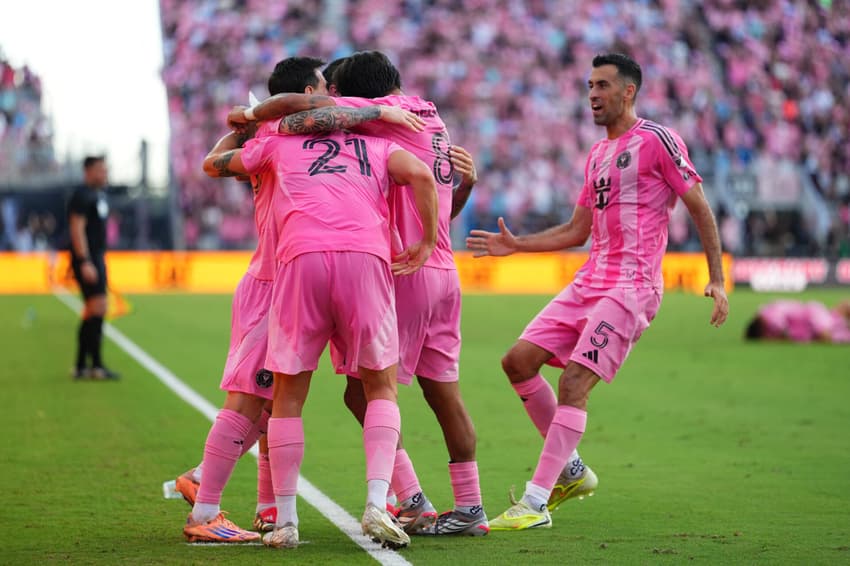 Com Messi, De Paul e Müller em campo, o Inter Miami venceu o Vancouver Whitecaps por 3 a 1 e conquistou a MLS (Foto: Rich Storry / AFP)