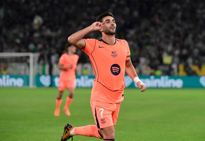 Ferran Torres marcou três gols na vitória do Barcelona em cima do Real Betis (Foto: CRISTINA QUICLER / AFP)