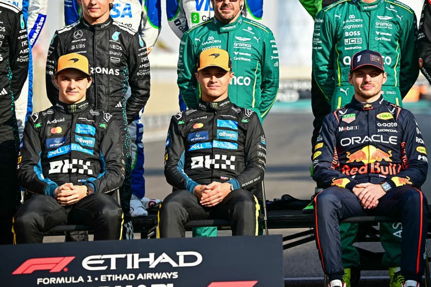 Oscar Piastri, Lando Norris e Max Verstappen posam para foto de encerramento da temporada da F1 (Foto: Giuseppe CACACE / AFP)