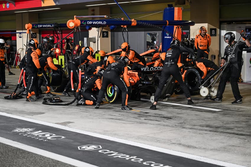 Oscar Piastri faz parada em Abu Dhabi (Foto: Andrej ISAKOVIC / POOL / AFP)