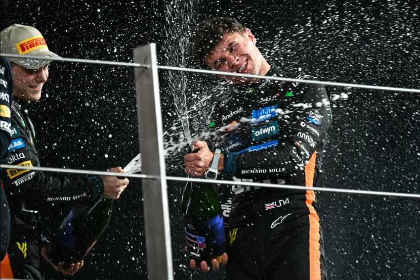 O britânico Lando Norris comemora o título da temporada da Fórmula 1 (Foto: Andrej ISAKOVIC / AFP)