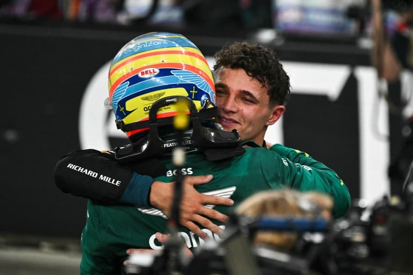 O britânico Lando Norris é abraçado pelo espanhol Fernando Alonso (Foto: Andrej ISAKOVIC / AFP)