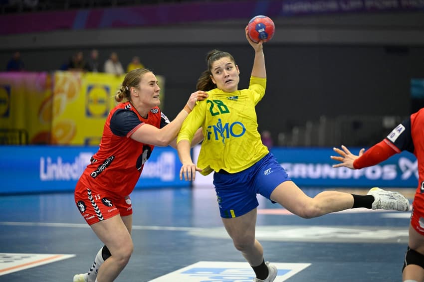 Brasil x Noruega no Mundial feminino de handebol (Foto: INA FASSBENDER / AFP)