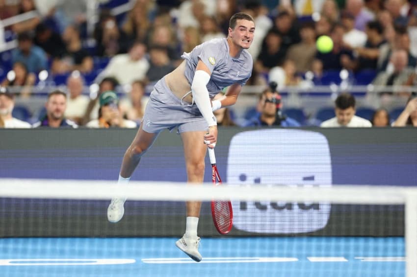 João Fonseca saca na exibição contra Carlos Alcaraz em Miami