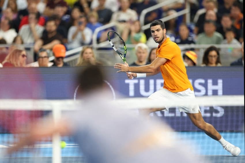 Carlos Alcaraz devolve a bola na vitória sobre João Fonseca em Miami