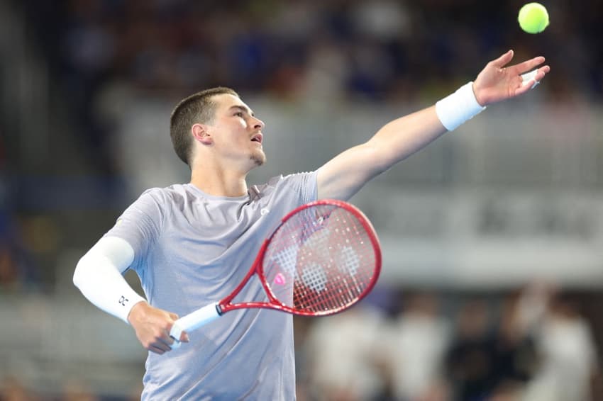 João Fonseca saca na exibição contra Carlos Alcaraz em Miami (Foto: Tomas Diniz Santos/AFP )