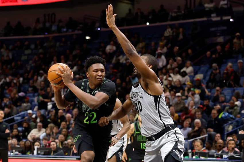 Derik Queen no San Antonio Spurs x New Orleans Pelicans (Foto: Tyler Kaufman / GETTY IMAGES NORTH AMERICA / Getty Images via AFP)