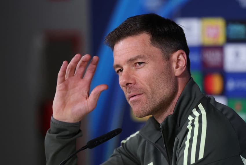 Xabi Alonso concedeu coletiva antes de Real Madrid x City (Foto: Philippe MARCOU / AFP)