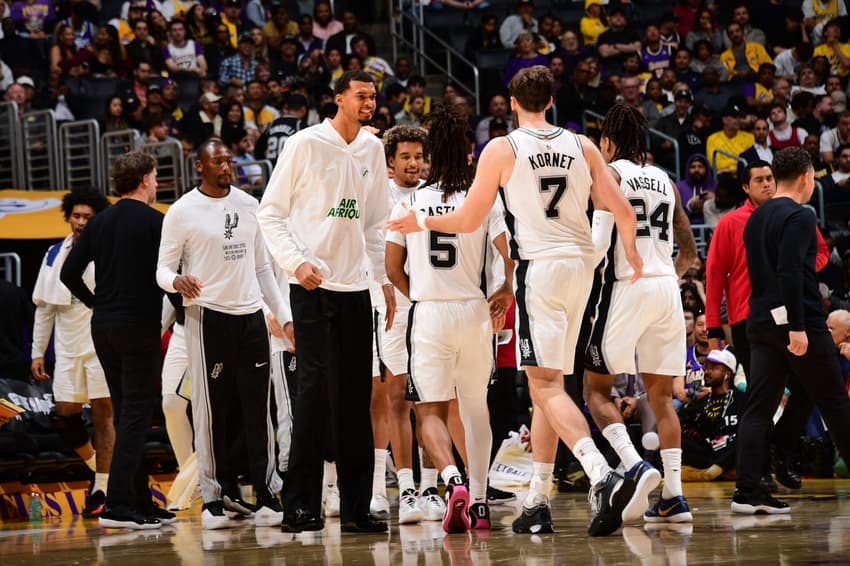 Victor Wembanyama acompanhando os jogos do San Antonio Spurs durante período de recuperação pós lesão na panturrilha (Foto: Adam Pantozzi / NBAE / Getty Images / Getty Images via AFP)