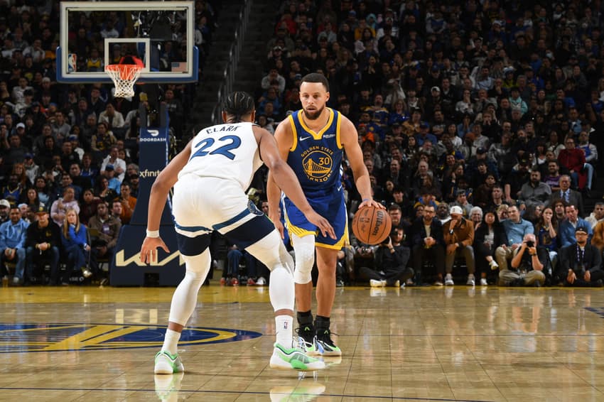 Stephen Curry, camisa 30 do Golden State Warriors, controla a bola durante o jogo contra o Minnesota Timberwolves (Foto: Noah Graham / NBAE via Getty Images / AFP)